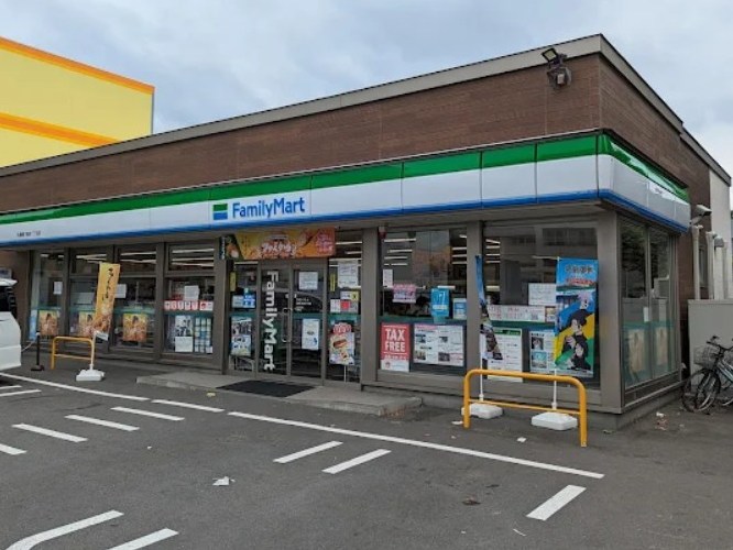 コンビニ　ファミリーマート札幌南7条西7丁目店（コンビニ）まで79m