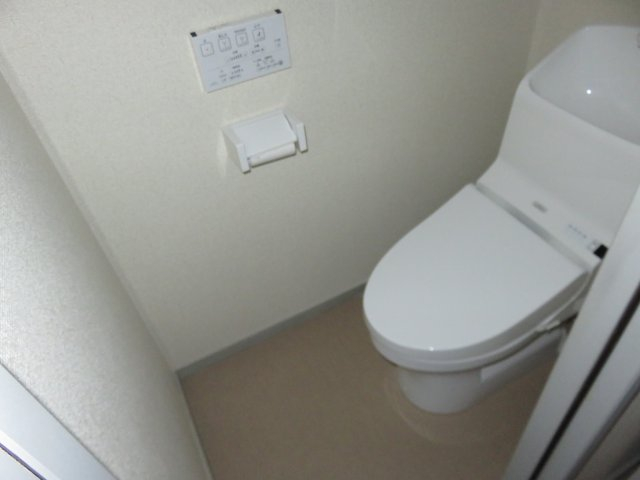 東急田園都市線 宮崎台駅 徒歩14分 2階建 築33年のトイレ写真
