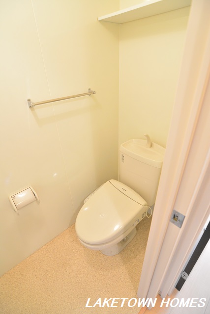 トイレ　上部に収納棚のある温水洗浄暖房便座付のトイレです。