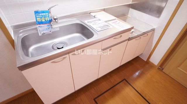 ＪＲ外房線 茂原駅 バス乗車時間：8分 最寄りバス停で下車 徒歩2分 2階建 築24年のキッチン写真