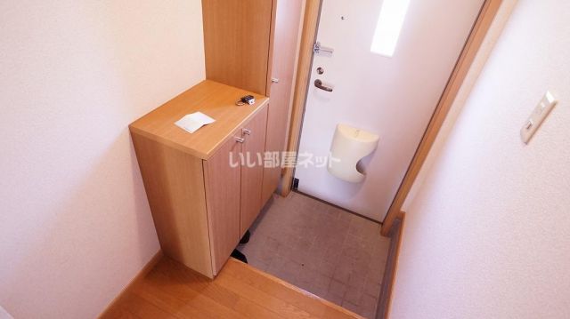 ＪＲ外房線 茂原駅 バス乗車時間：8分 最寄りバス停で下車 徒歩2分 2階建 築24年の玄関写真
