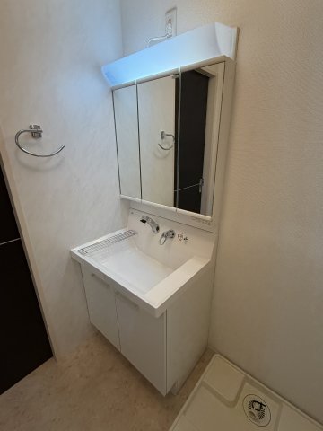 洗面設備　明るい洗面所です