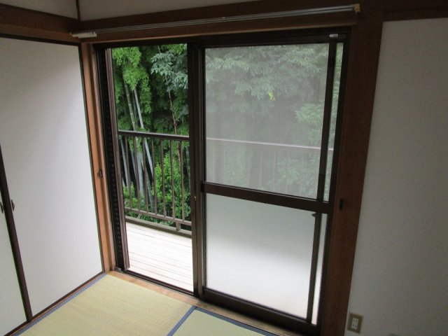眺望　バルコニーからの眺望は、前面に竹林がございます♪