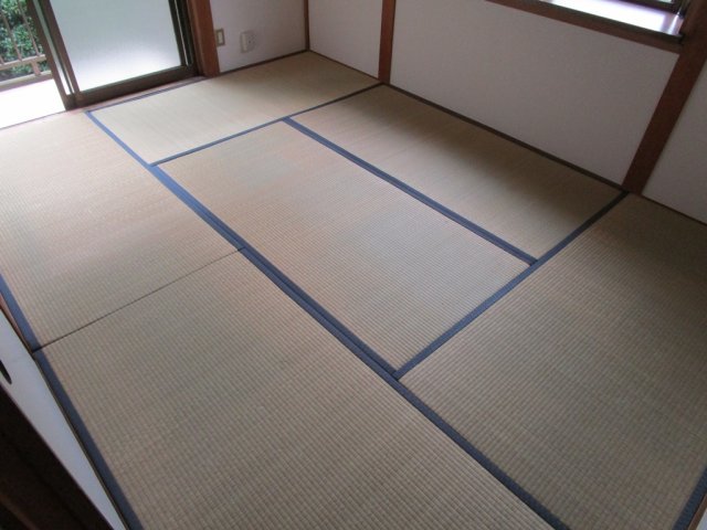 その他部屋・スペース　南西向き角部屋２面採光の和室６帖は照明(残置物)と押入付き♪