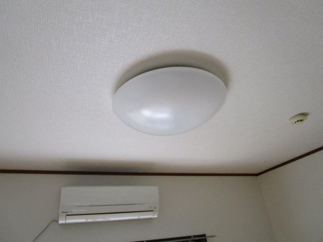その他設備　洋室６帖にはエアコンと照明(残置物)付きです♪