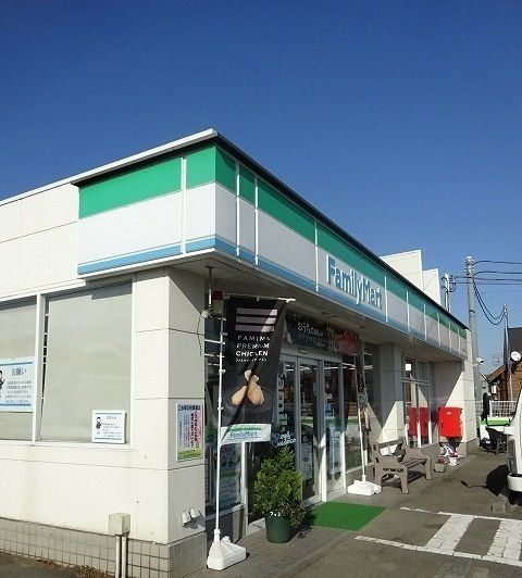 コンビニ　ファミリーマート（コンビニ）まで180m