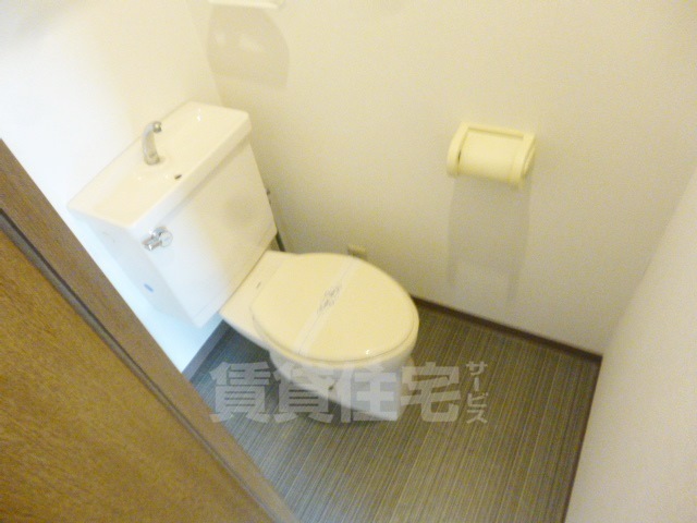 地下鉄東西線 石田駅 徒歩10分 5階建 築32年のトイレ写真
