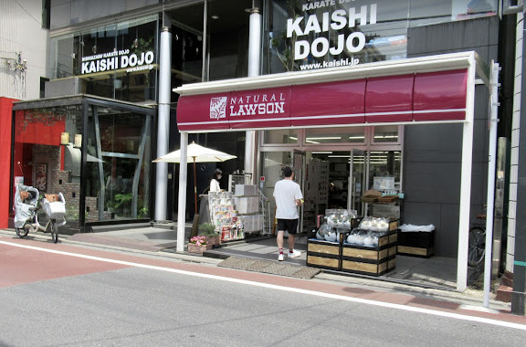 コンビニ　ナチュラルローソン 港日赤通り店（コンビニ）まで227m