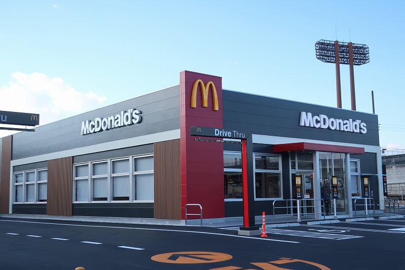 飲食店　マクドナルド丸亀競技場前店（飲食店）まで586m