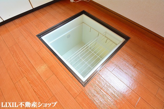 その他設備　キッチンスペースの床下収納です。