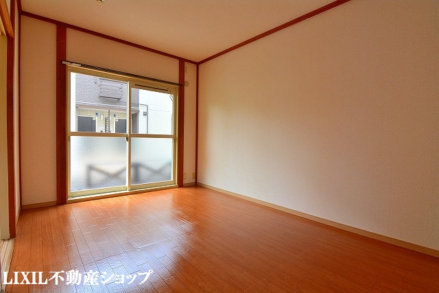 その他　西側６帖の洋室です。