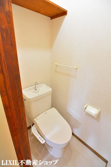 トイレ　温水洗浄便座付のトイレです。