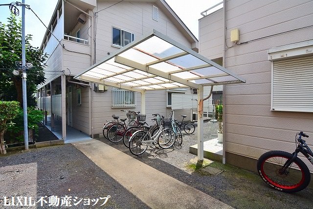 その他共有部分　敷地内に屋根付きの駐輪場があります。