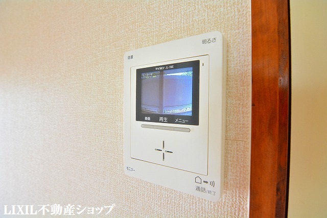 セキュリティ　来訪者の確認が出来るモニター付インターホンです。