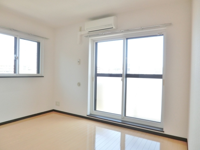 居室・リビング　２面採光の明るいお部屋です。