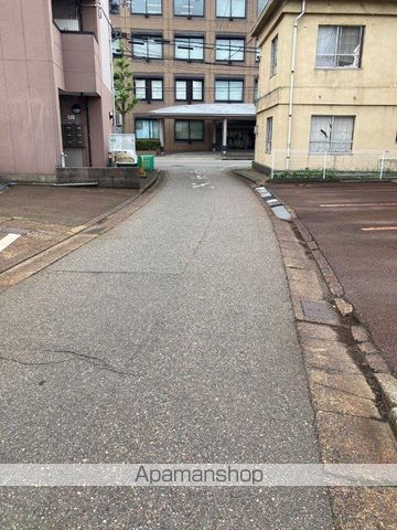 その他　前面道路（その他）まで0m