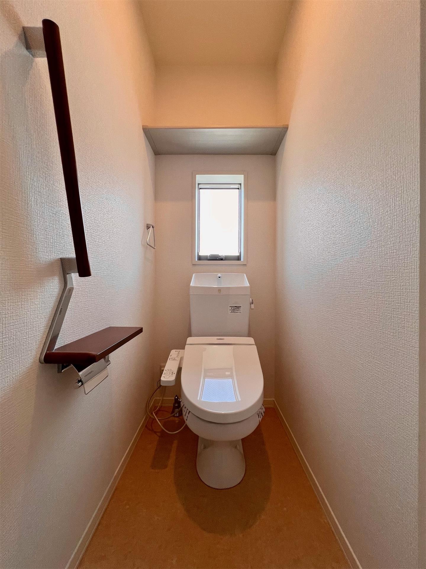 トイレ　ゆったりトイレは窓があり清潔感があります。棚もついていて便利