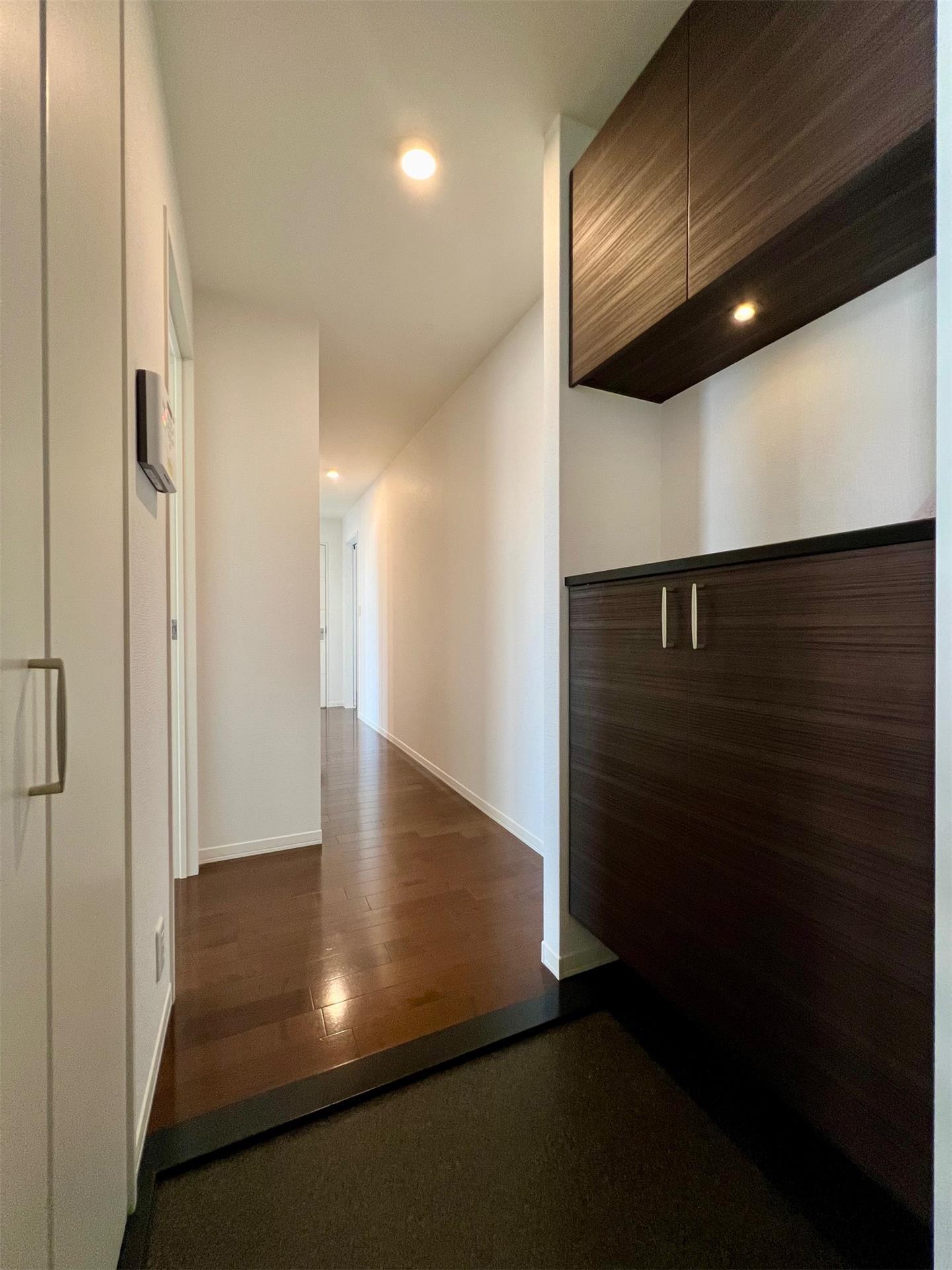 玄関　玄関は独立していてお部屋が見えない造りです。