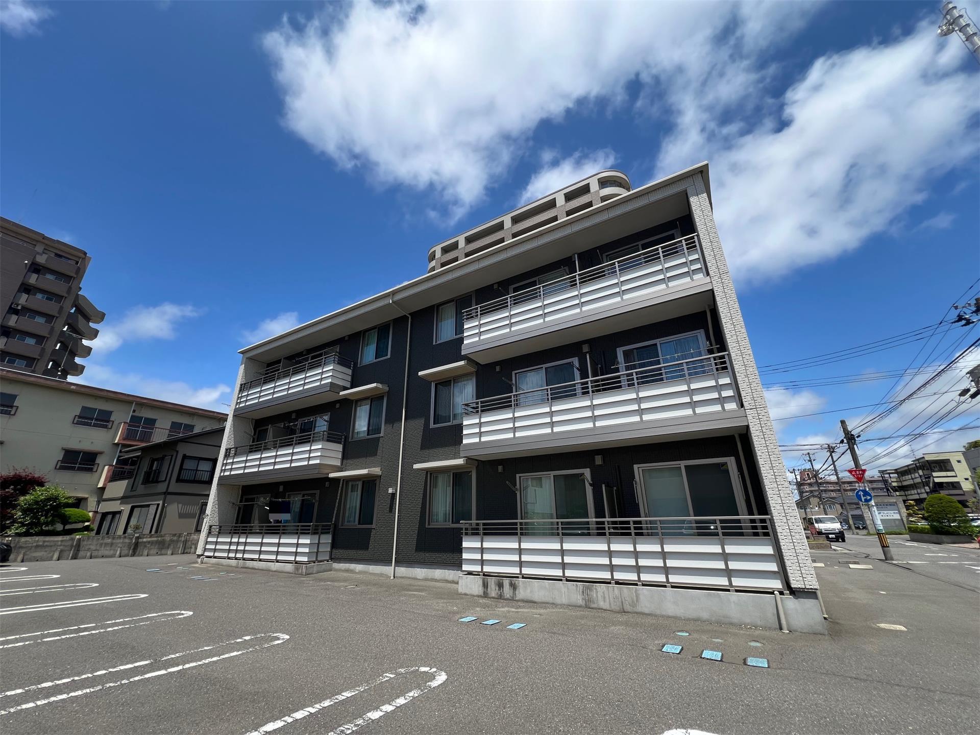 建物外観　南向きで陽当たり良好です。駐車場は広々縦列2台駐車ＯＫ