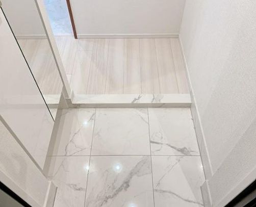 玄関　写真は同タイプ住居です。