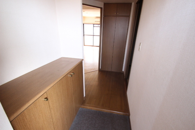玄関　写真は違う号室です。
