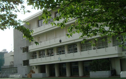 小学校　港区立青山小学校（小学校）まで402m