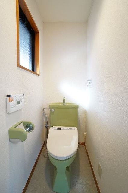 トイレ　温熱洗浄便座と窓のあるトイレです。