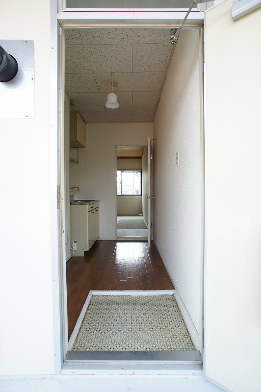 玄関　玄関脇にユニットバス、奥にキッチンがあります。