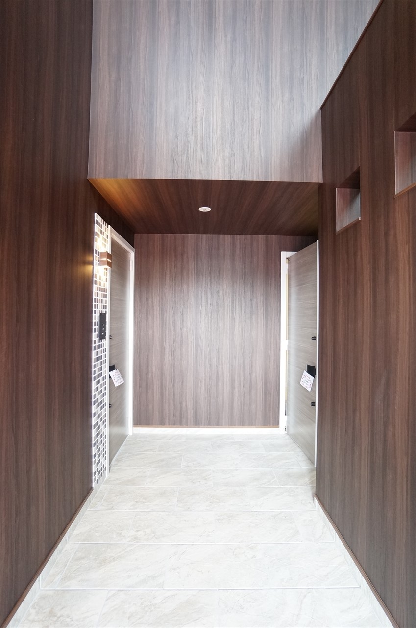 その他共有部分　玄関前はタイル貼り。ホテルライク仕様です。