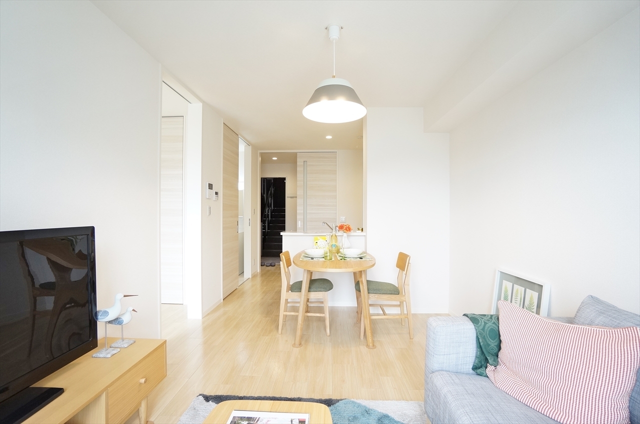 居室・リビング　リビング、エアコン付、家具を置いてみました