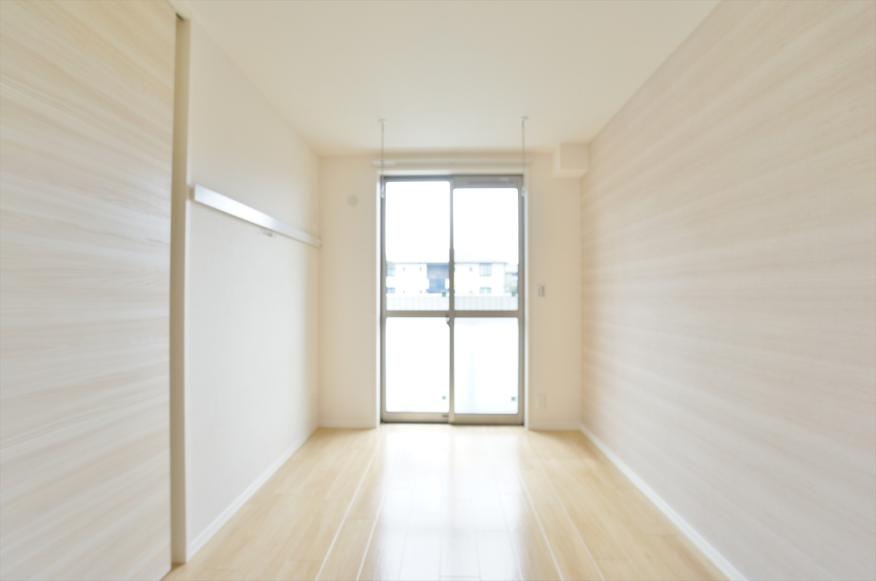 居室・リビング　6帖居室、室内物干し金物ホスクリン付、アクセントクロス