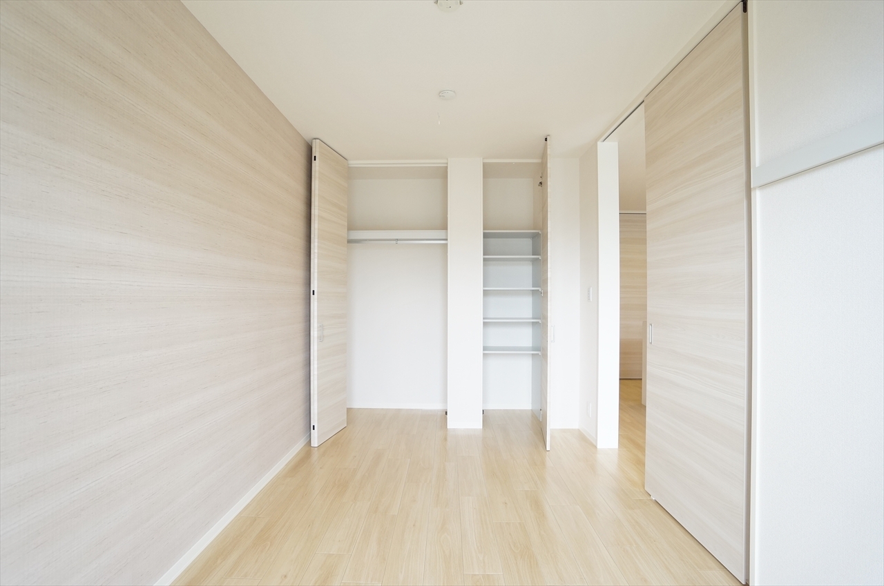 収納　6帖居室のクロゼット収納と収納棚