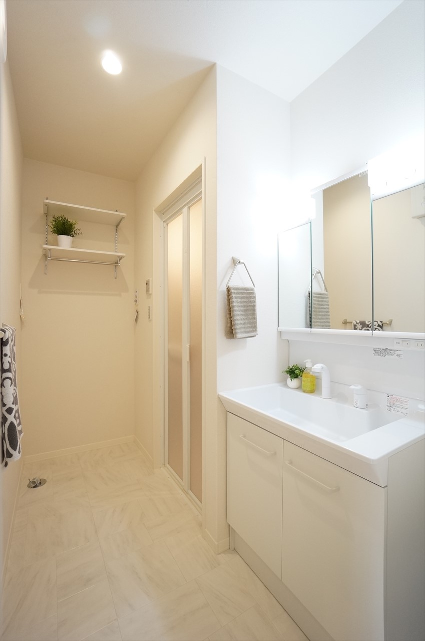 洗面設備　洗髪洗面化粧台、可動式の棚付、家具を置いてみました