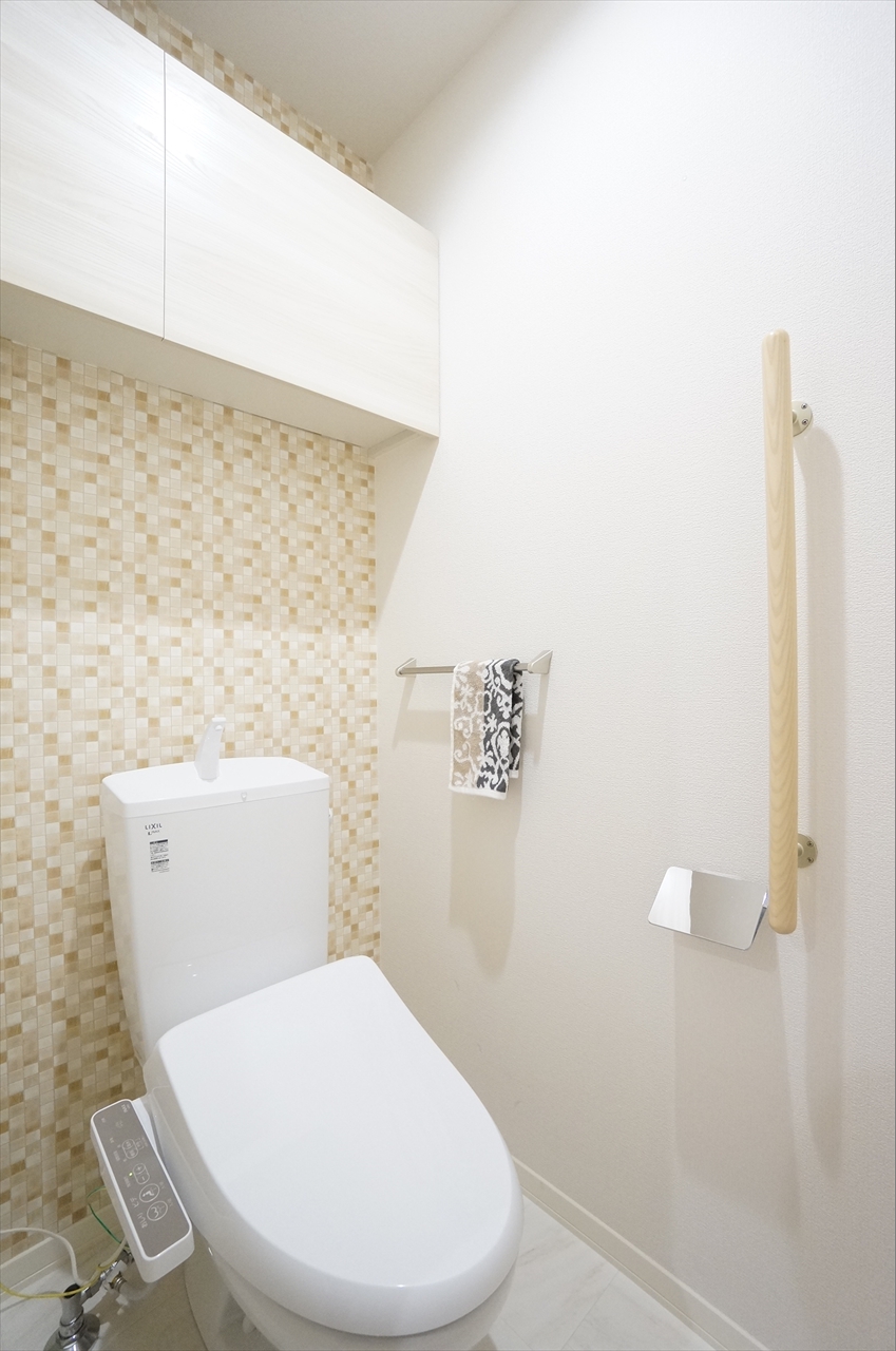 トイレ　温水洗浄暖房便座、上部に物入