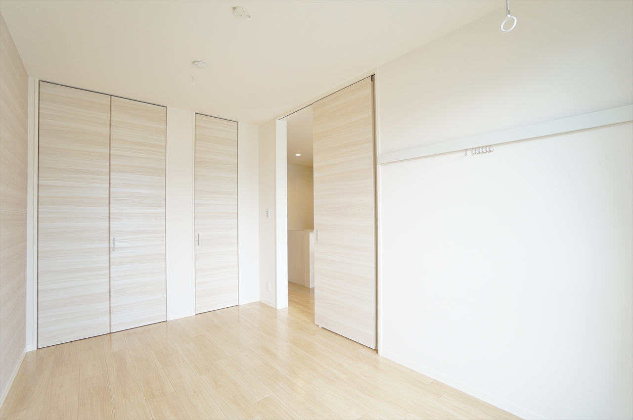 居室・リビング　6帖居室、アクセントクロス、電動シャッター