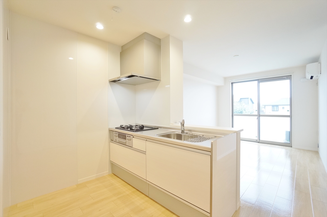 キッチン　３口のコンロ付、対面カウンター