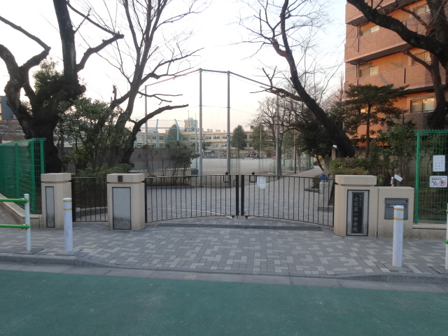 中学校　板橋区立赤塚第一中学校（中学校）まで291m