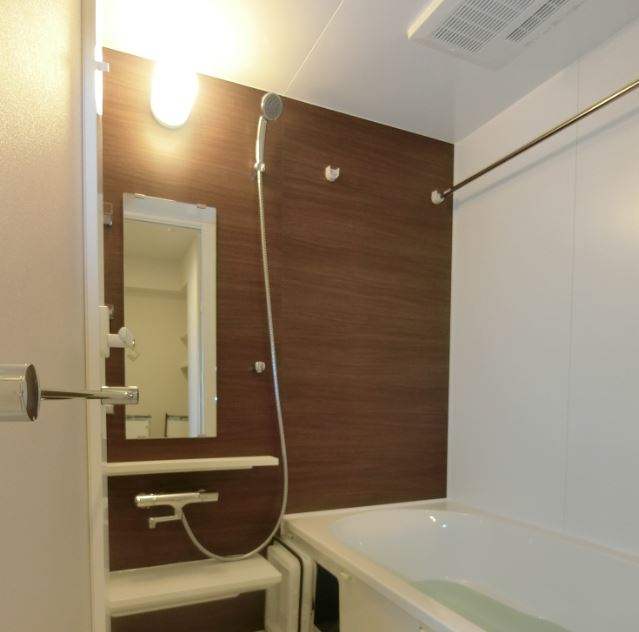 バス・シャワールーム　ゆったりとしたお風呂です。追い焚き付＆浴室乾燥機付です♪