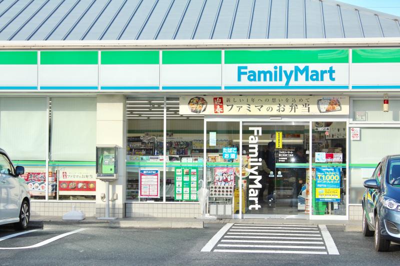 コンビニ　ファミリーマート春江町四丁目店（コンビニ）まで82m