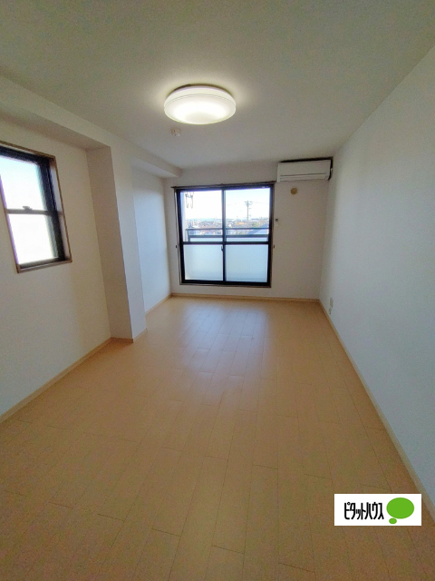 居室・リビング　同物件別部屋