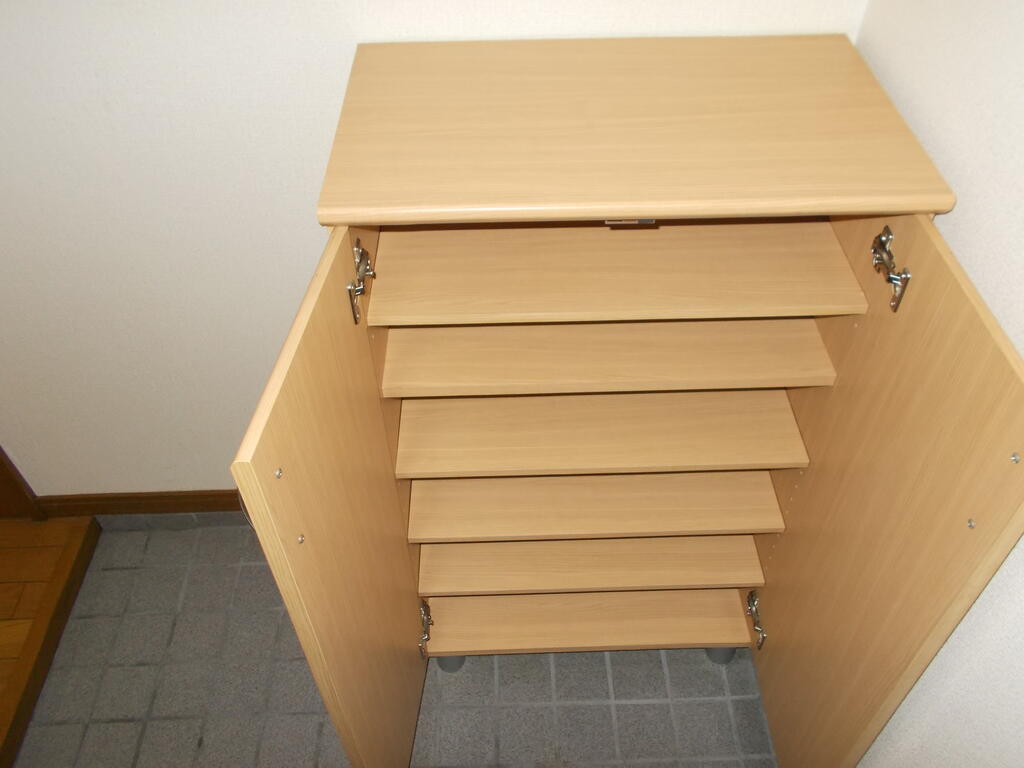玄関　下駄箱付き