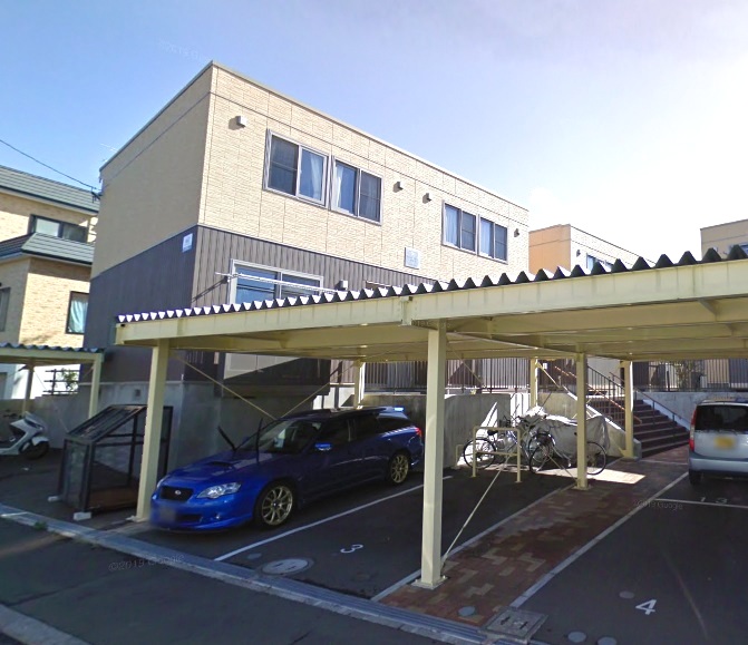 建物外観　バス　徒歩3分