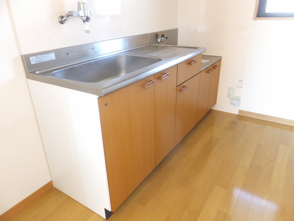 キッチン　☆小窓付きで明るい☆