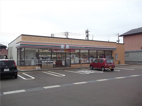 コンビニ　セブンイレブン（コンビニ）まで750m