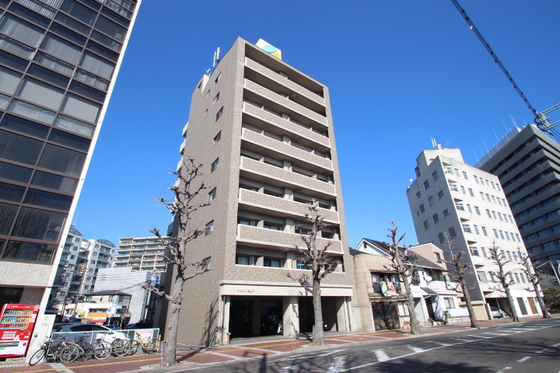 岡山市北区内山下のマンションの建物外観