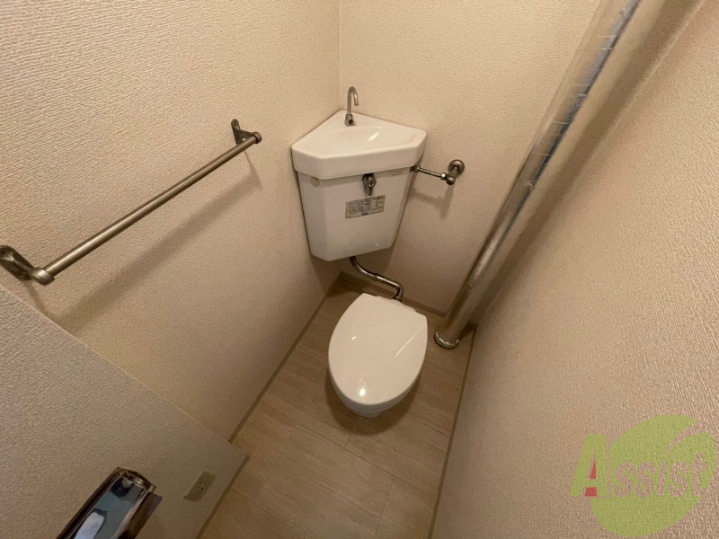 トイレ　トイレです。タオル掛けもついて便利ですね。