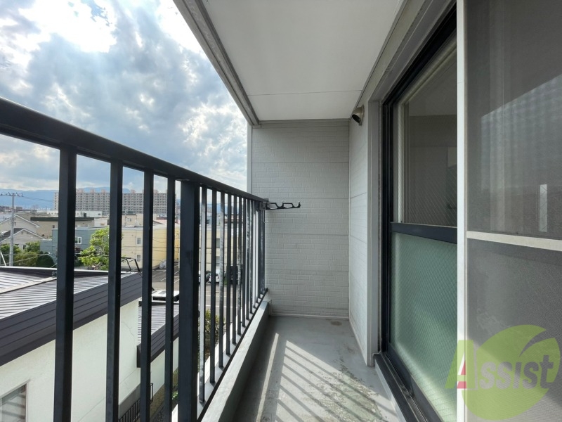 バルコニー　バルコニーです。洗濯物を干すもよし、一息つくもよしですね。