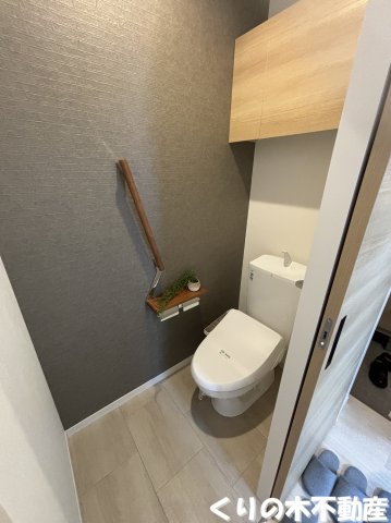 トイレ　落ち着いた色調のトイレです