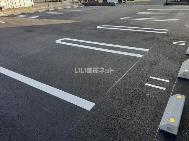 【京都市伏見区向島吹田河原町のアパートの駐車場】