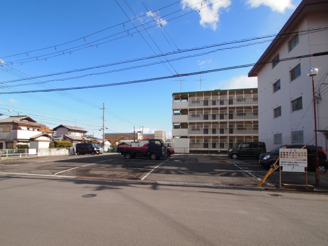 【香芝市鎌田のマンションの駐車場】